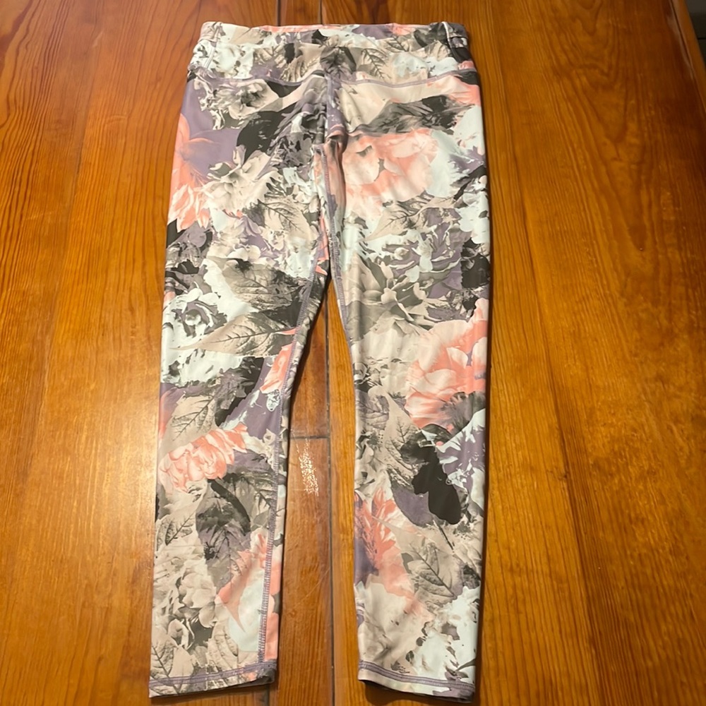 Fabletics floral crop